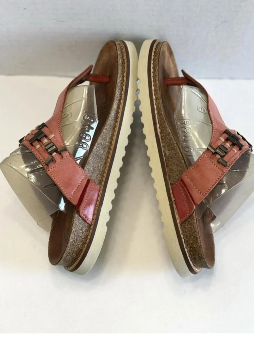 TAOS Stupendous Women’s Thong Leather Sandals Studs Comfort Slip On Size 6-6.5 - Picture 3 of 3